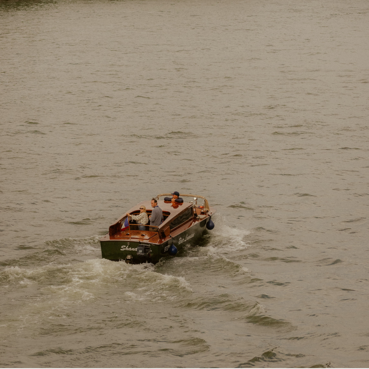bateau de plaisance sur la seine de Chatou
