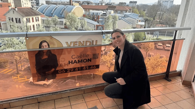 Gaëlle Hamon avec un panneau d'un bien vendu